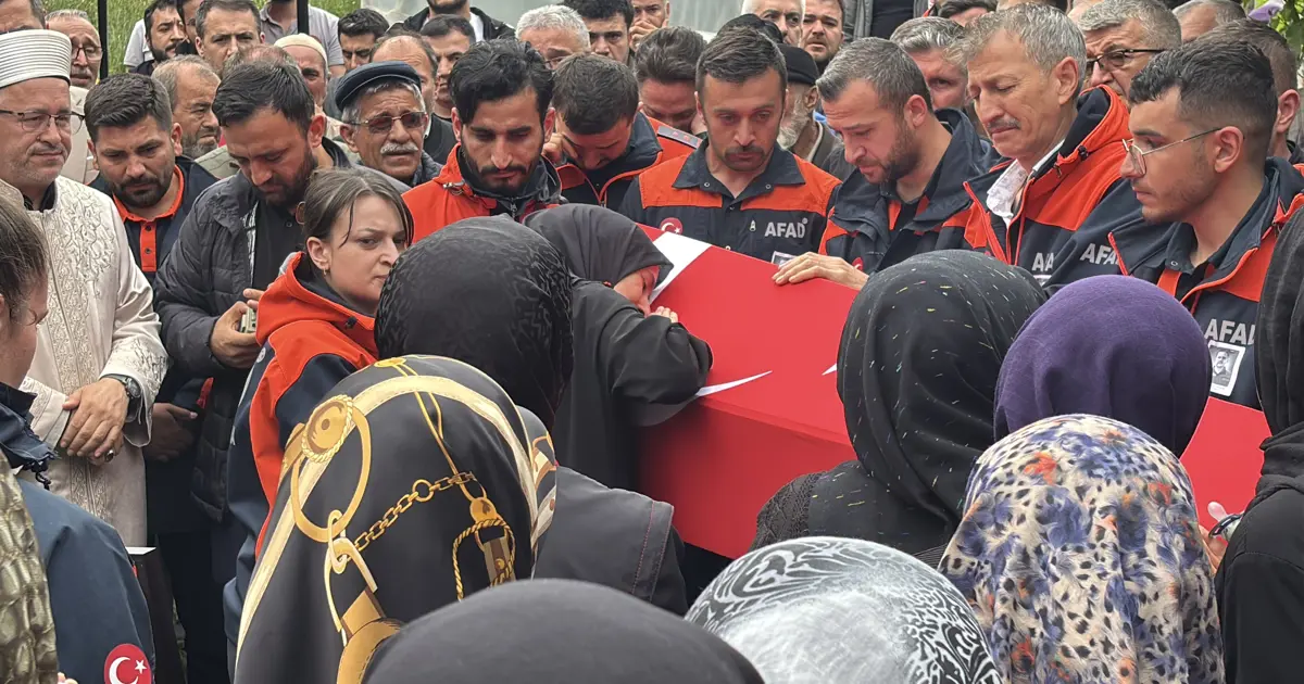 Eşi tabutuna sarıldı, babası namazını kıldırdı: AFAD personeline hüzünlü veda