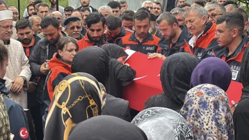 Eşi tabutuna sarıldı, babası namazını kıldırdı: AFAD personeline hüzünlü veda
