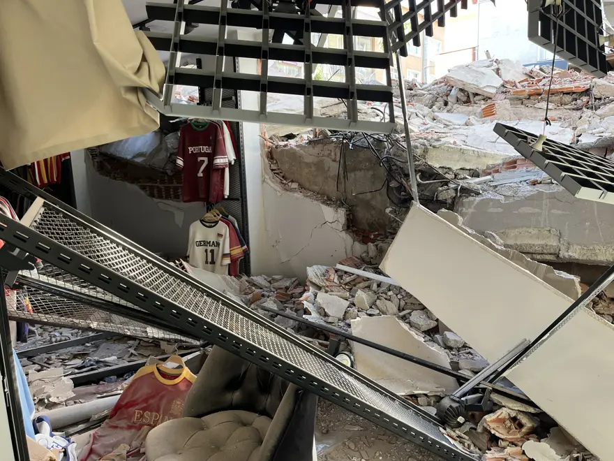 Güngören'de bina yıkım sırasında çöktü. Bitişiğindeki 2 binada hasar var 