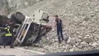 Freni patlayan TIR'dan atlayan sürücü öldü, 2 kişi yaralandı