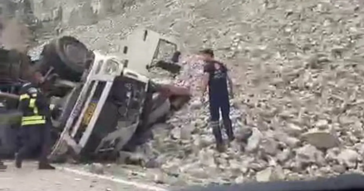 Freni patlayan TIR'dan atlayan sürücü öldü, 2 kişi yaralandı