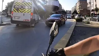 Önce motosikletlinin üzerine kırdı, sonra ters yöne girdi