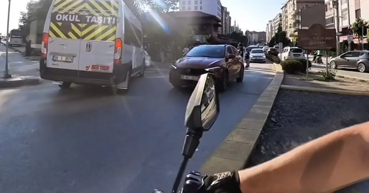 Önce motosikletlinin üzerine kırdı, sonra ters yöne girdi