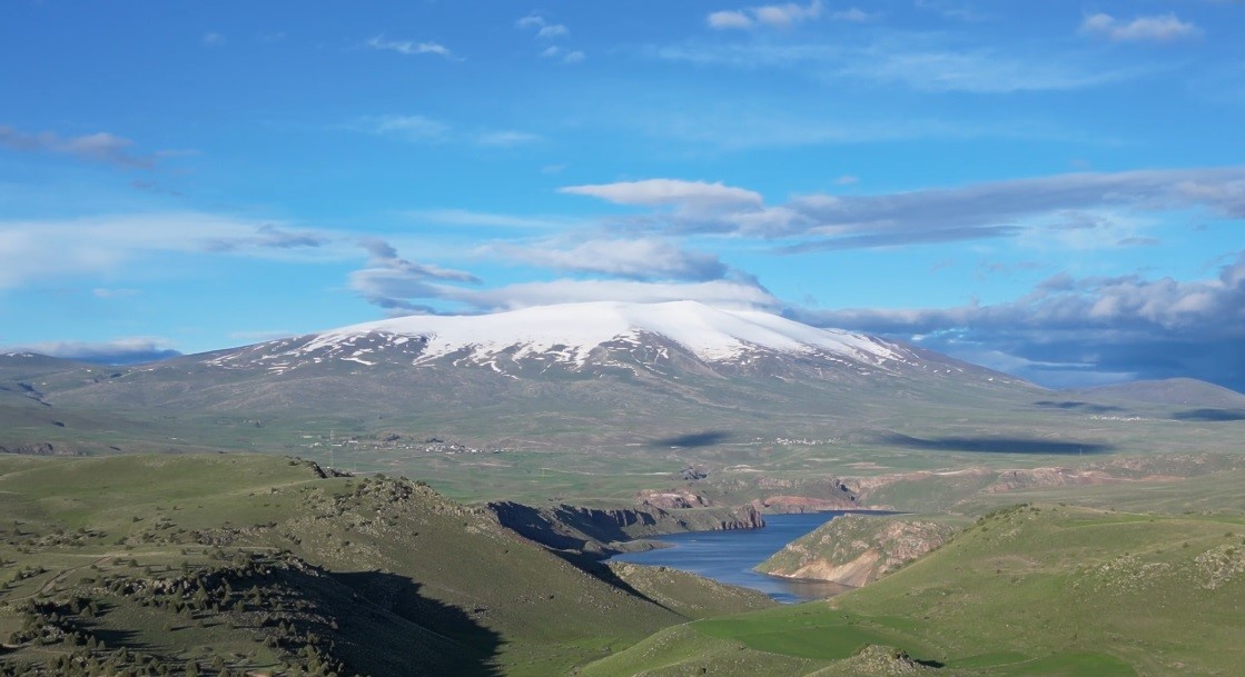 Karlı zirveler ve menderesler görenleri hayran bırakıyor