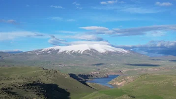 Karlı zirveler ve menderesler görenleri hayran bırakıyor