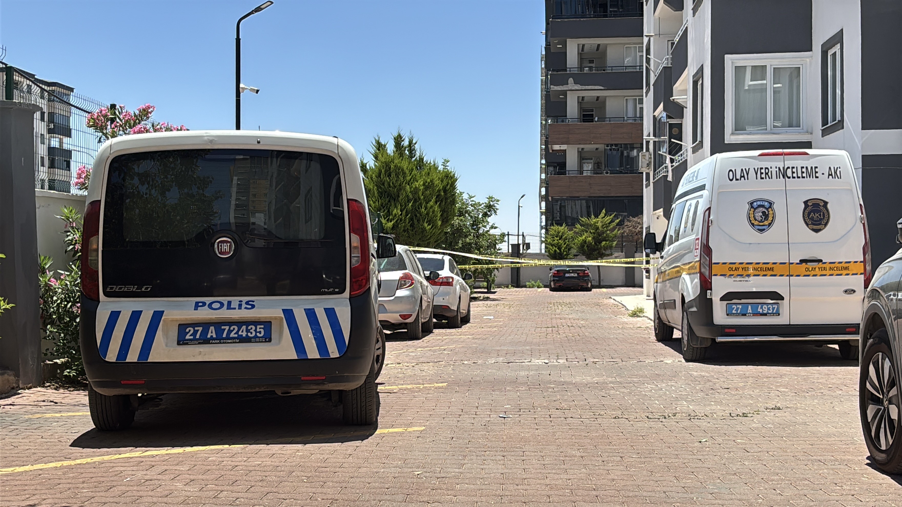 Kucağında çocuğuyla sekizinci kattan atladı
