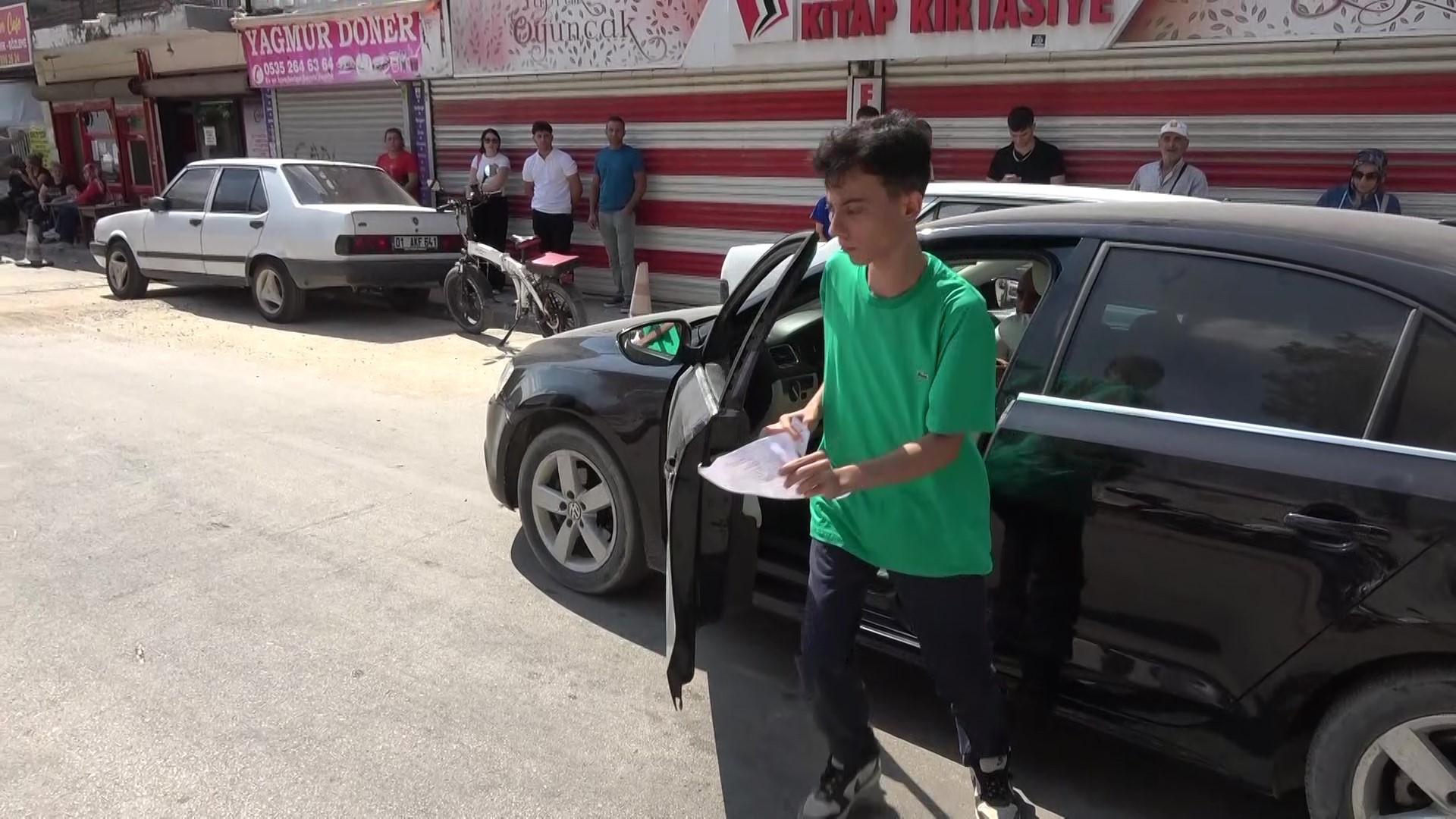 Ne el frenini çekti ne de dönüp arkasına baktı. 1 dakika kalınca koşmaya başladı