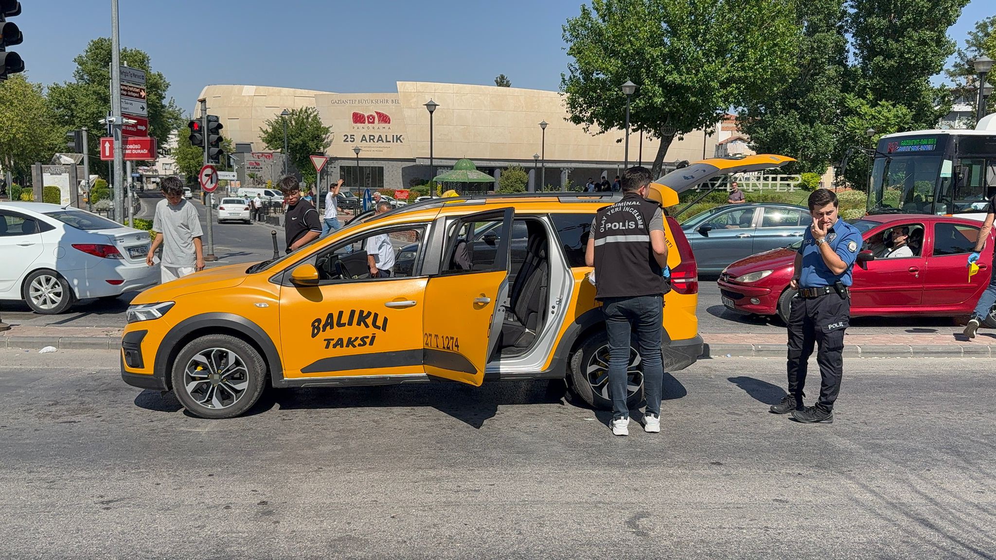 Taksiciler arasında yolcu anlaşmazlığı nedeniyle bıçaklı kavga. 6 yaralı