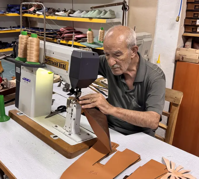 Bir meslek daha yok oluyorAdana'da yıllarını kunduracılık mesleğine adayan ustalar, artık çırak bulamadıklarını belirtti.