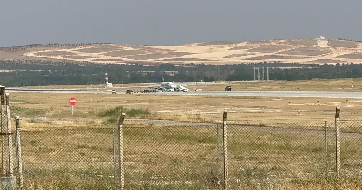 Gaziantep Havalimanı'na iniş yapan yolcu uçağının lastiği patladı