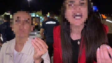 Bebeğini arabada unutan kadın, gazetecilere saldırdı