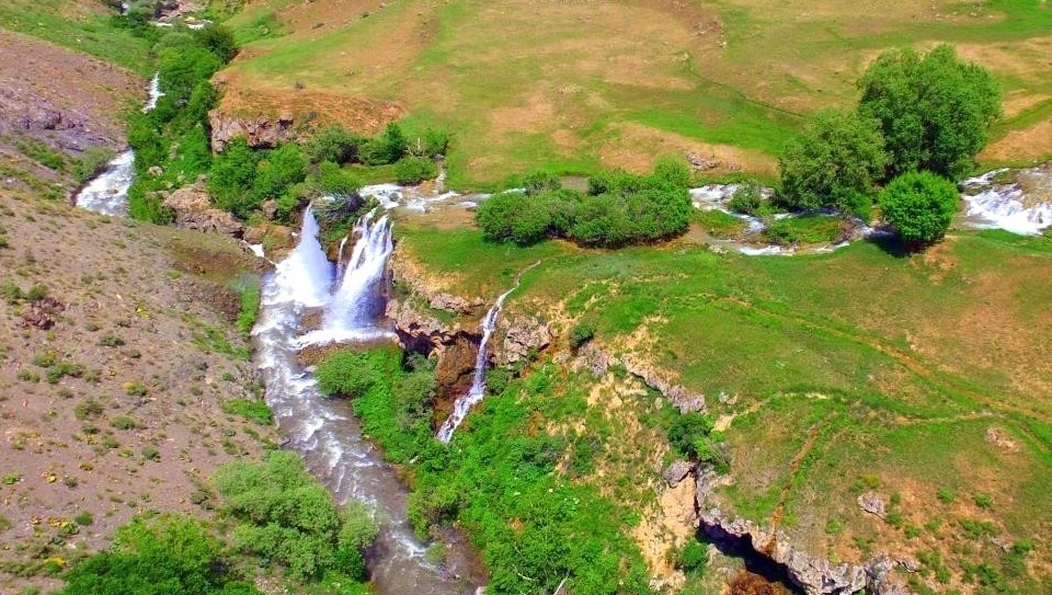 Erzincan'da 30 metre yükseklikten dökülen saklı cennet görsel şölen sunuyor