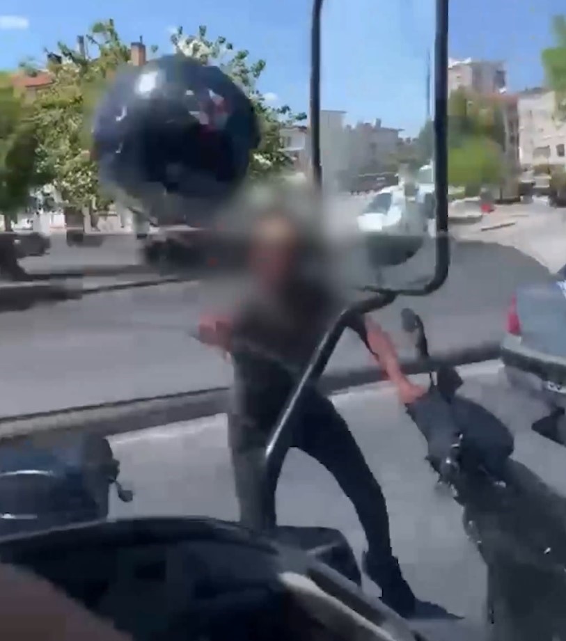 Tartıştığı sürücüye kaskını fırlatan motosikletliye 405 bin TL ceza