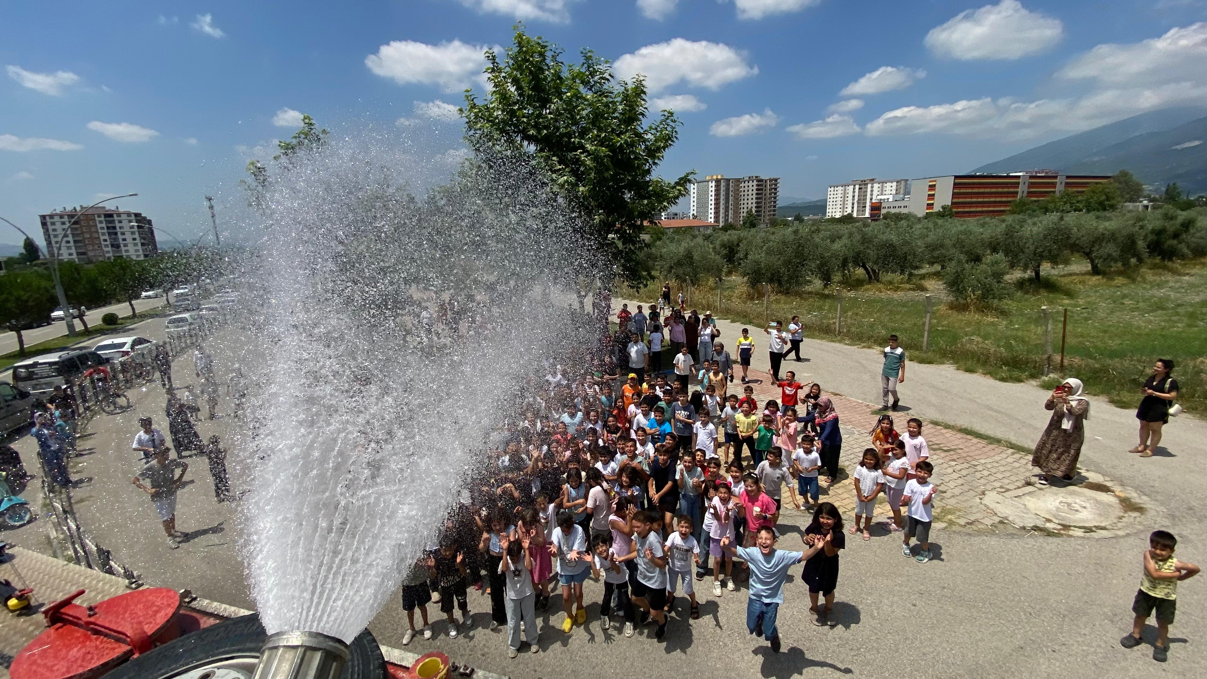 Karne şenliğinde itfaiyeden serinleten sürpriz