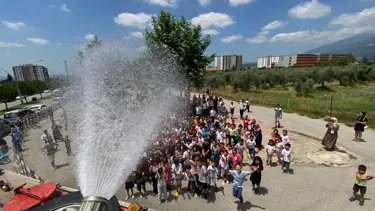 Karne şenliğinde itfaiyeden serinleten sürpriz