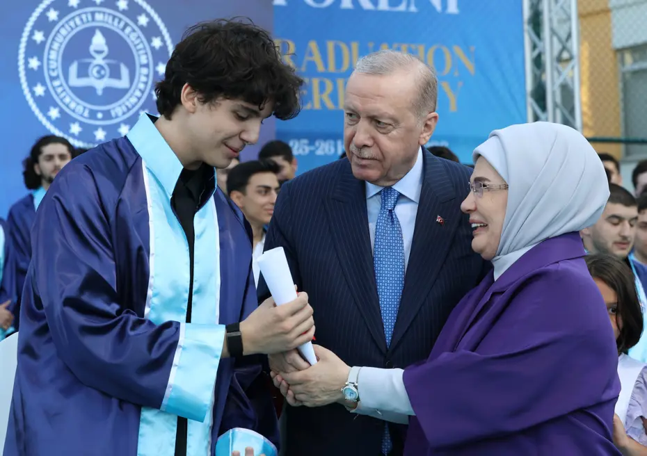 Cumhurbaşkanı Erdoğan, torununun diplomasını verdi