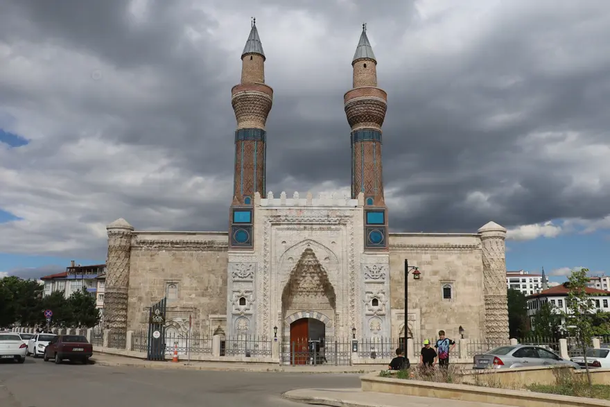 752 YILDIR İHTİŞAMINI KORUYOR 1