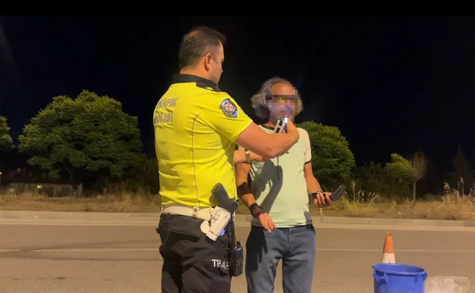 Polislere selam vermek için aracıyla yanlarına gitti, 3.28 promil alkollü çıktı