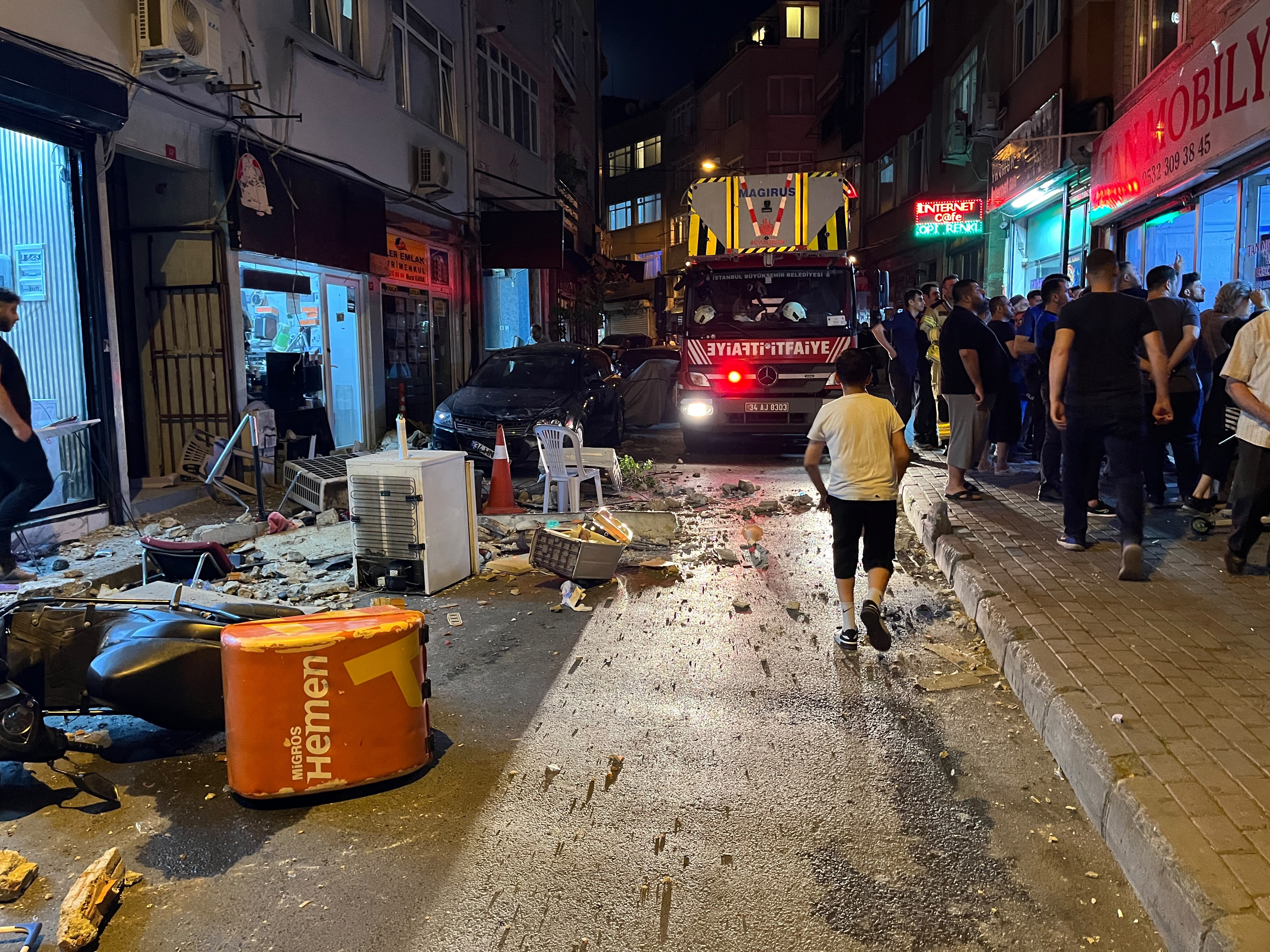 Binanın çatısından parçalar düştü. 2 kişi son anda kurtuldu