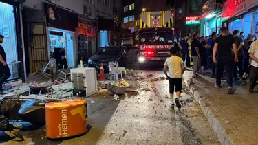 Binanın çatısından parçalar düştü. 2 kişi son anda kurtuldu