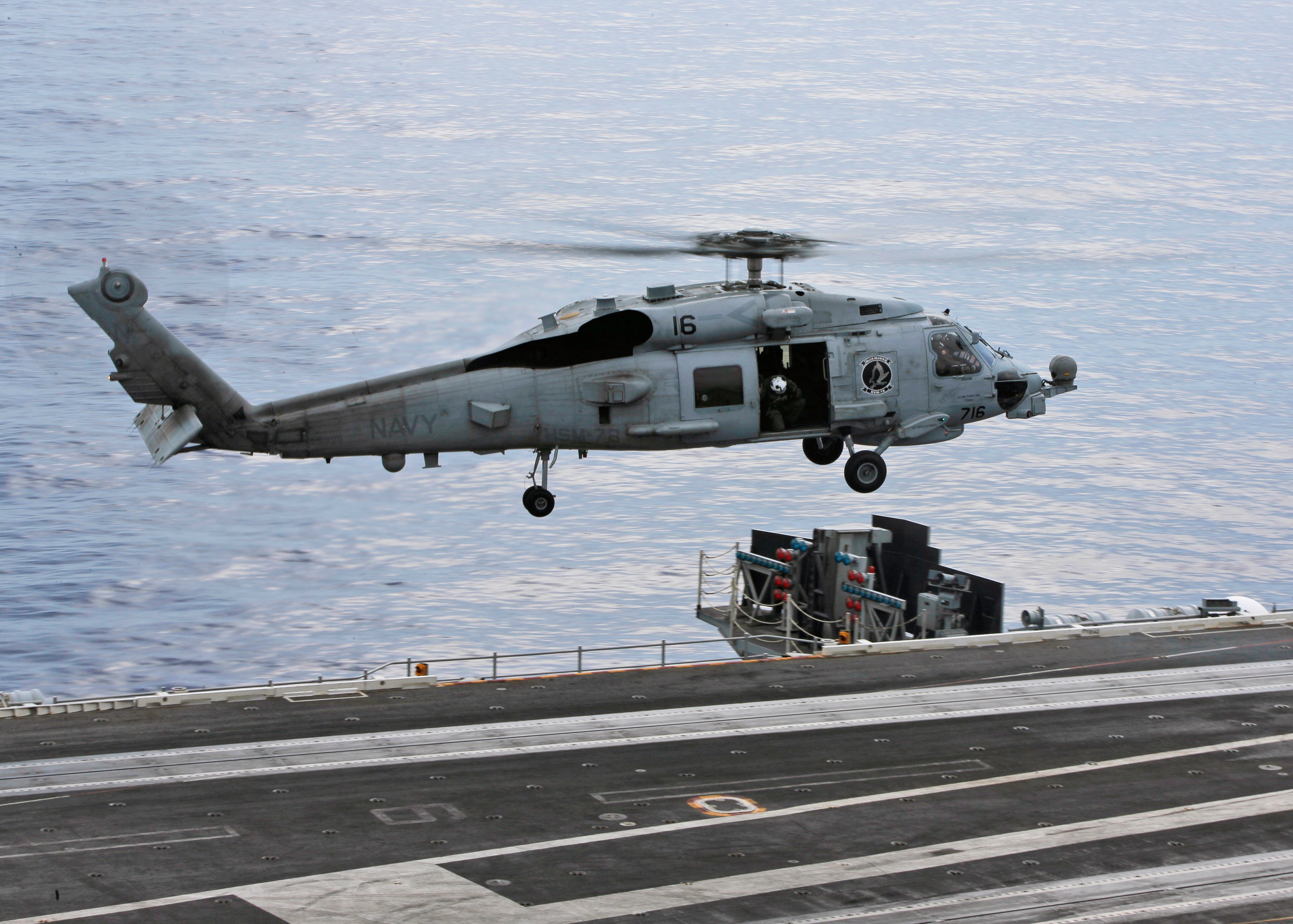ABD helikopteri Umman'da denize acil iniş yaptı. 1 asker kayıp