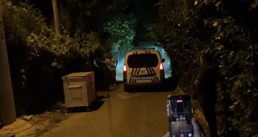 Misafir gittiği evi işgal ettiği öne sürülen Deniz Akkaya karakolluk oldu 4 Misafir gittiği evi işgal ettiği öne sürülen Deniz Akkaya karakolluk oldu 4