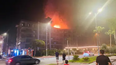 Alanya'da otelin çatı katında yangın. Konaklayan misafirler tedbir amaçlı tahliye edildi