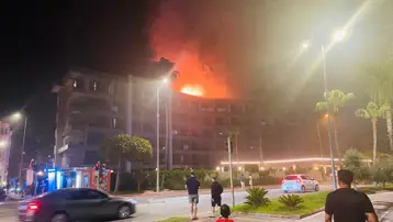 Alanya'da otelin çatı katında yangın. Konaklayan misafirler tedbir amaçlı tahliye edildi