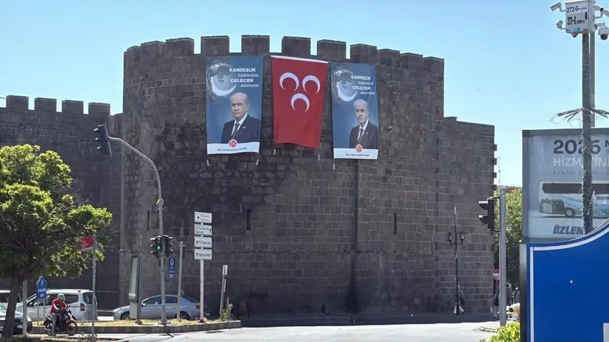 Diyarbakır surlarına Devlet Bahçeli pankartı asıldı 1
