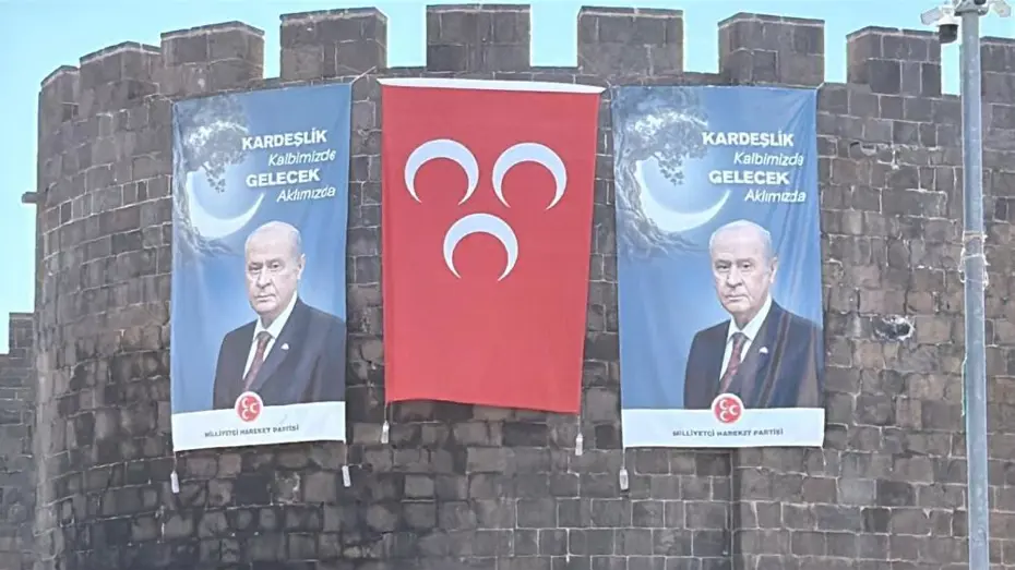Diyarbakır surlarına Devlet Bahçeli pankartı asıldı