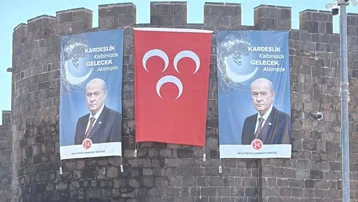 Diyarbakır surlarına Devlet Bahçeli pankartı asıldı
