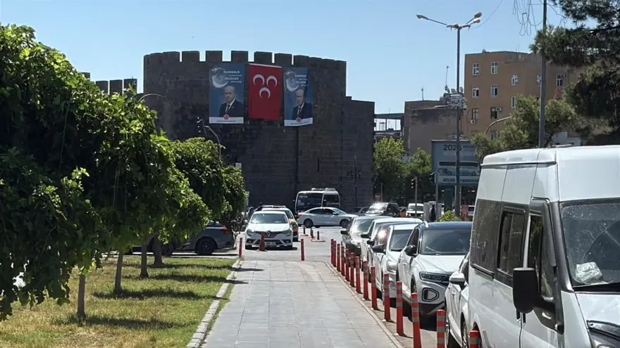 Diyarbakır surlarına Devlet Bahçeli pankartı asıldı 