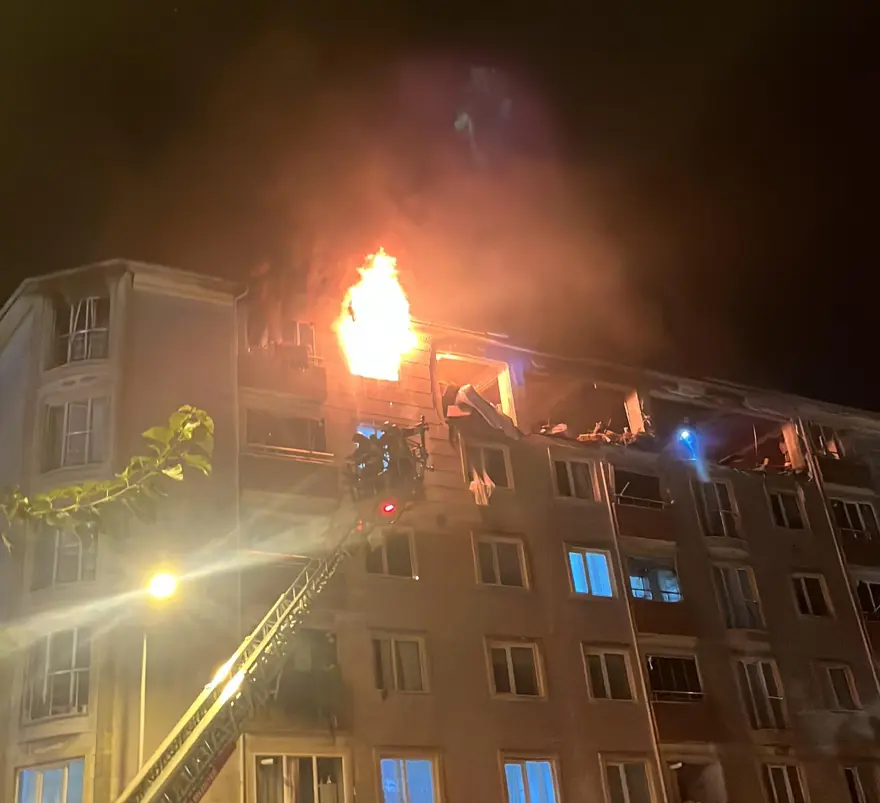 Çorlu'da apartman dairesindeki patlamanın nedeni belli oldu, hasar gün ağarınca ortaya çıktı Çorlu'da apartman dairesindeki patlamanın nedeni belli oldu, hasar gün ağarınca ortaya çıktı