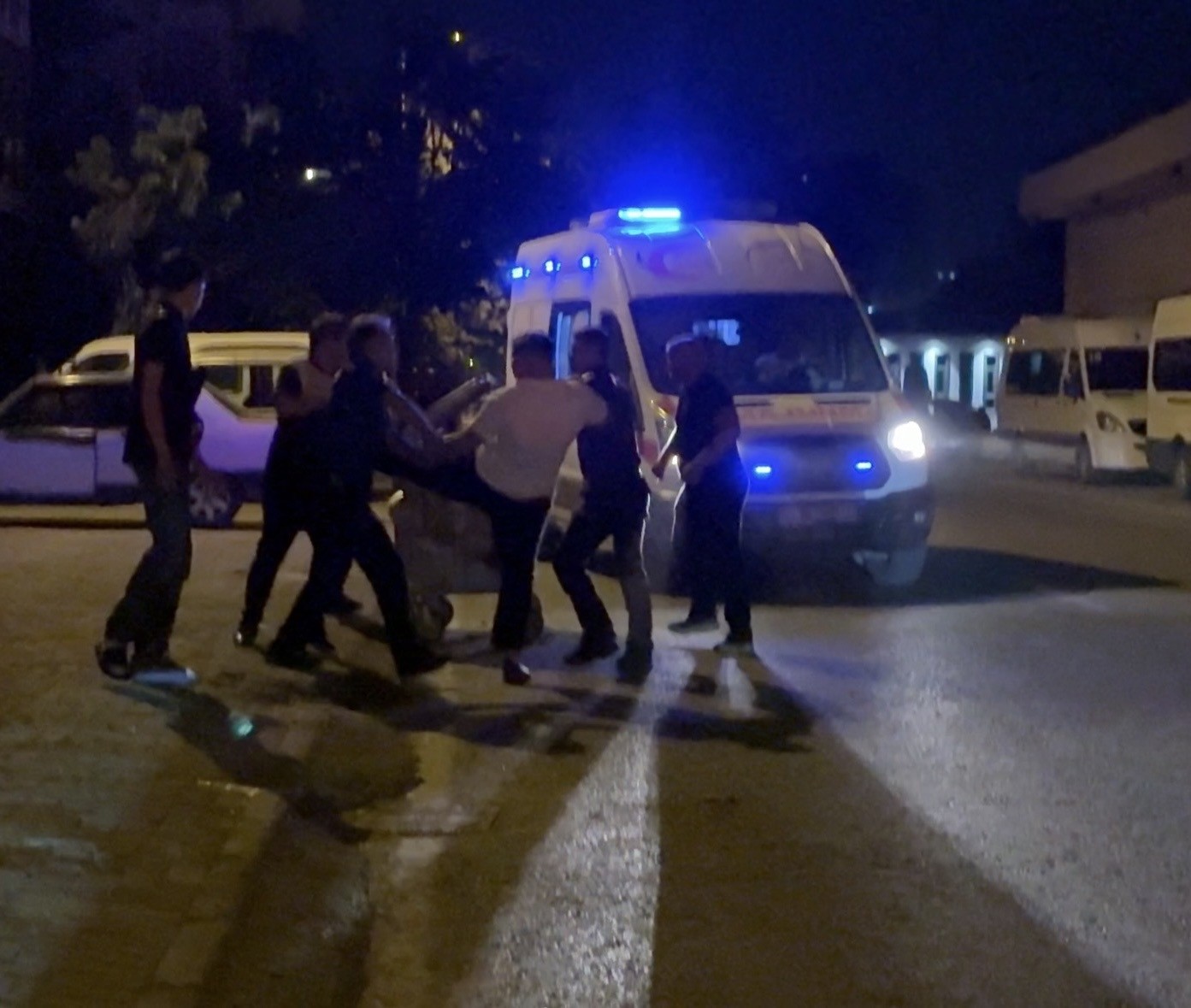 Çocukların kavgasına aileler de girdi, bıçaklar çekildi