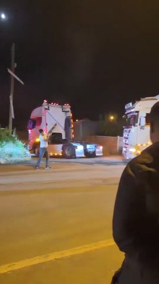 Düğün konvoyunda panik anları. Pompalı tüfekle havaya ateş açtı