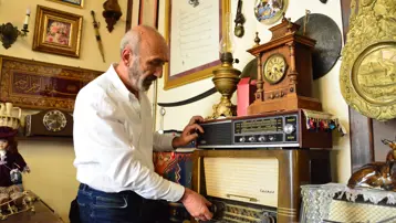 Emekli olduktan sonra dünyası değişti. Çevre ilçelerden tek tek topluyor, içeri girenler 200 yıl geriye gidiyor