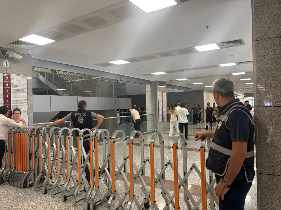 İstanbul Adalet Sarayı'nda intihar. Tutuklama talep edilince kendini aşağı bıraktı