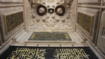 Her gün binlerce kişi altından geçiyor ama kimse fark etmiyor. 540 yıllık camide gizli "Baykuş" şifresi