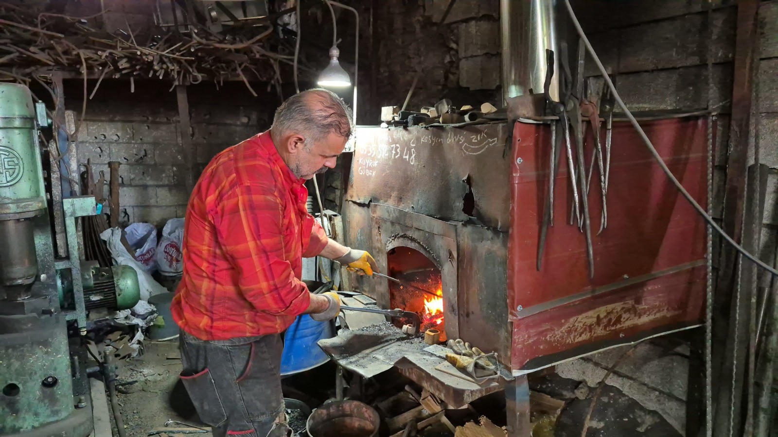 Her şey baba mesleğini yaşatmak için. 600 derecelik ocağın başında mesai yapıyor