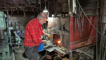 Her şey baba mesleğini yaşatmak için. 600 derecelik ocağın başında mesai yapıyor
