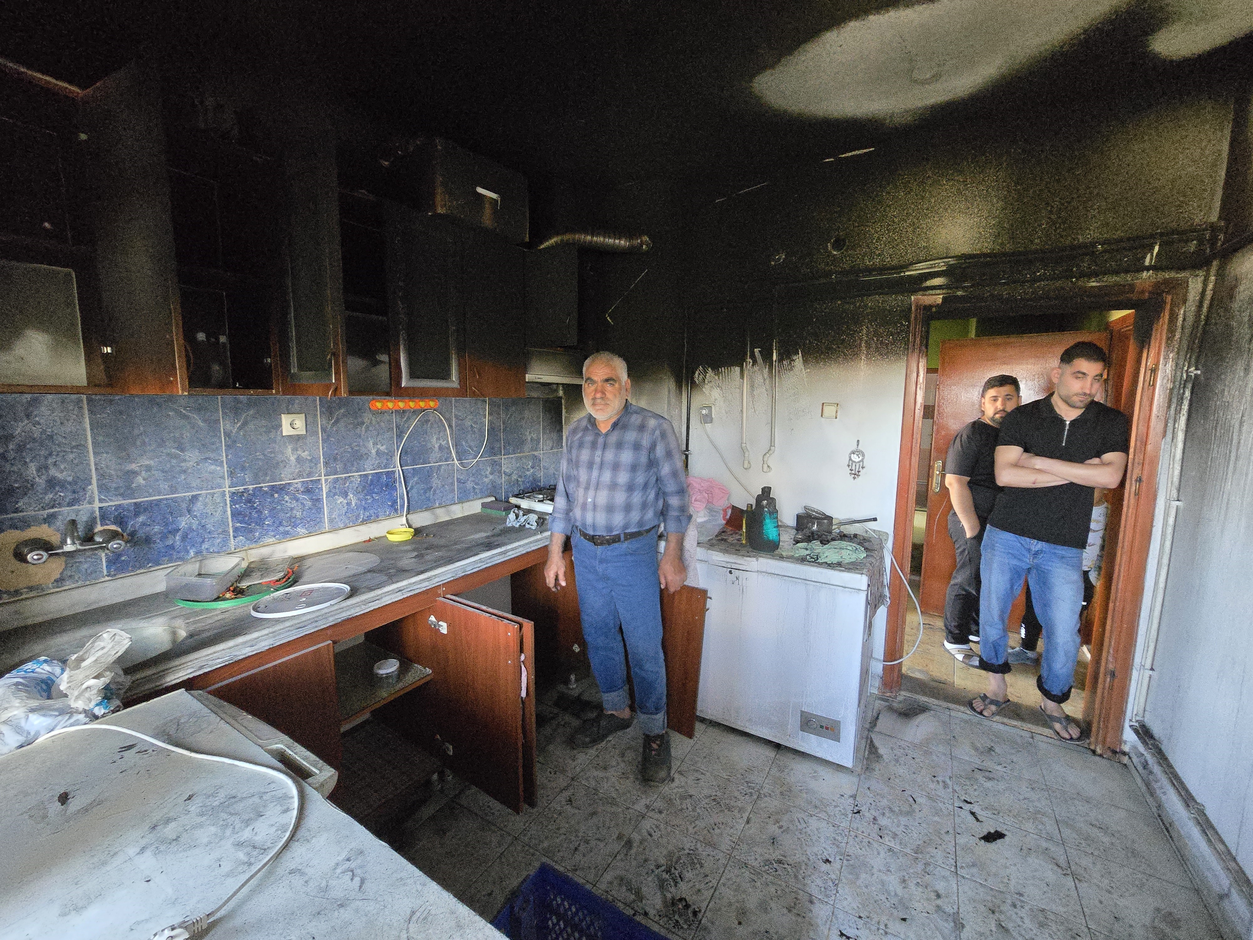 Buzdolabı bomba gibi patladı. Evin bir bölümü kullanılamaz halde
