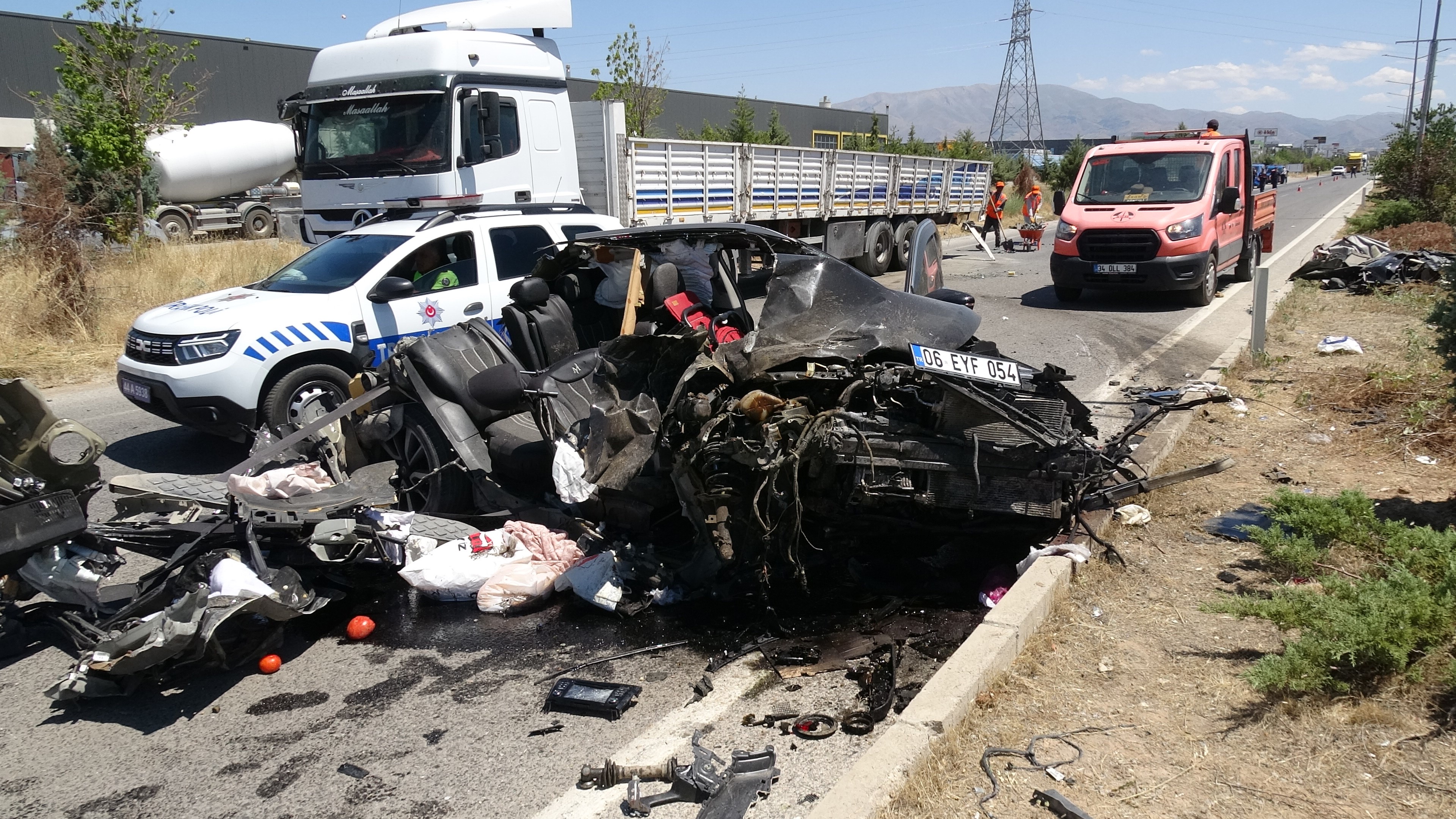 Malatya'da tıra arkadan çarpan otomobil hurdaya döndü