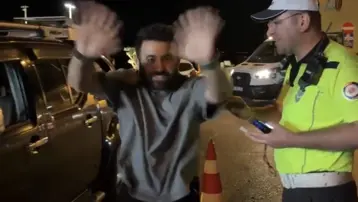Trafikte denetime takıldı. Alkol çıkmayınca sevinçten yerinde duramadı