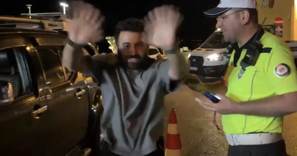 Trafikte denetime takıldı. Alkol çıkmayınca sevinçten yerinde duramadı