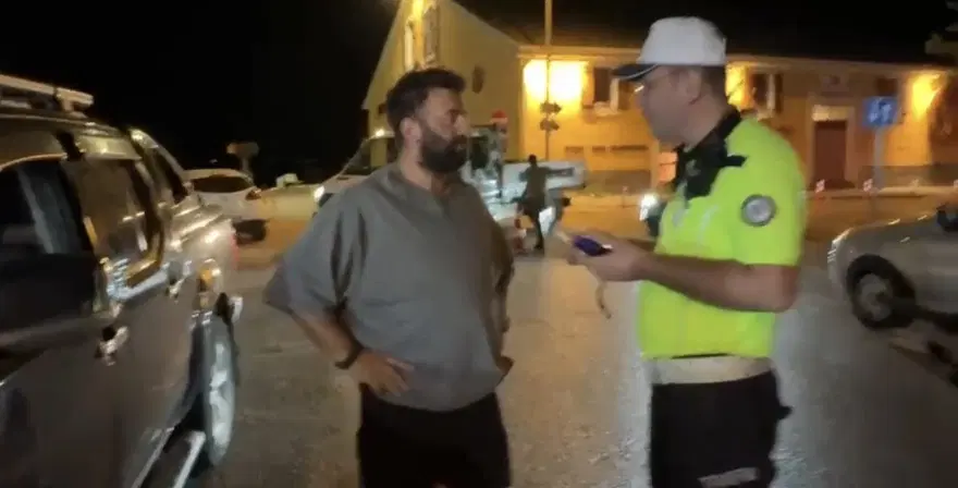 Trafikte denetime takıldı. Alkol çıkmayınca sevinçten yerinde duramadı 2