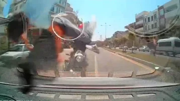 Feci kaza: Otomobile arkadan çarpıp havada taklalar attılar