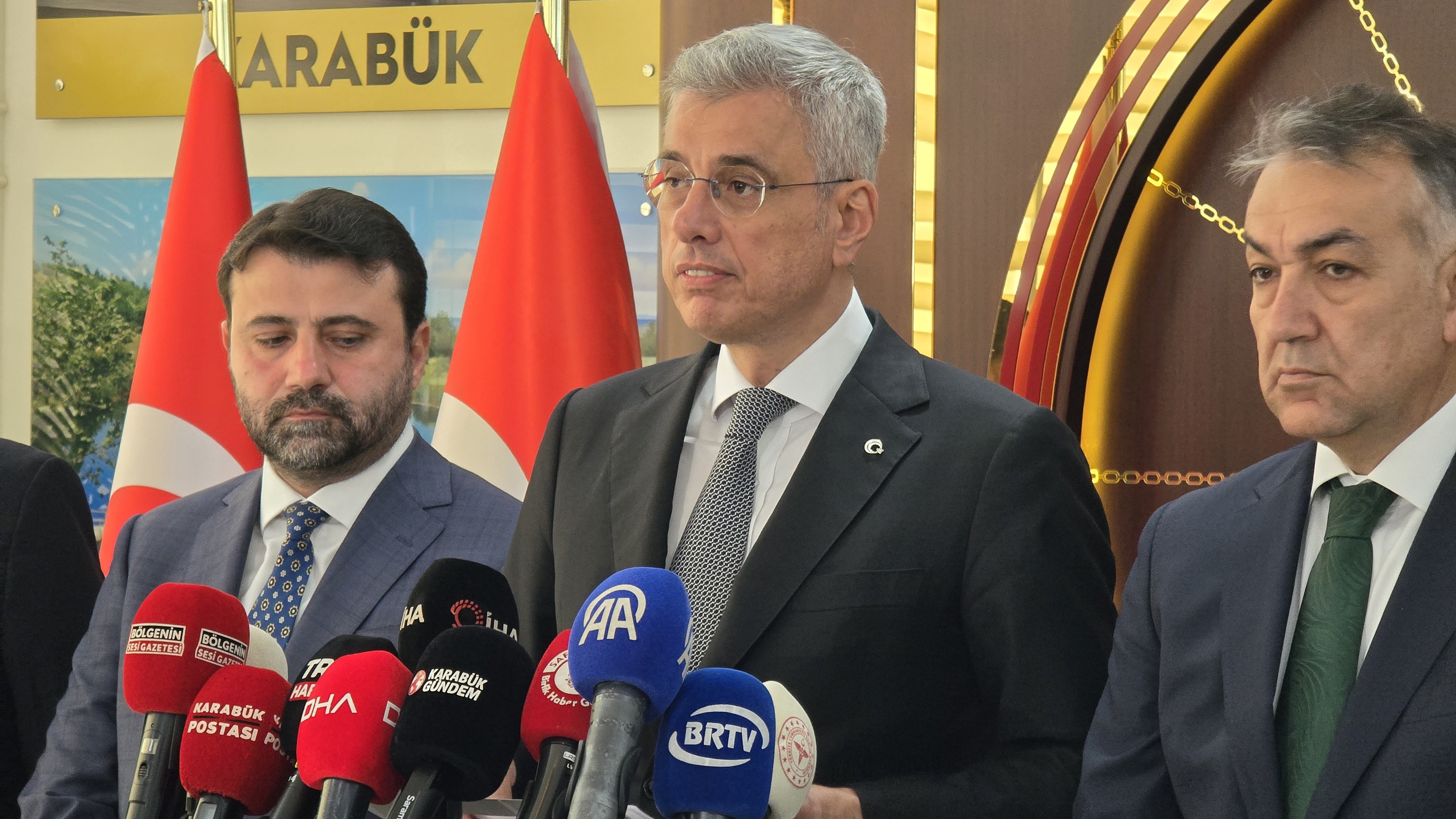 Sağlık Bakanı Prof. Dr. Kemal Memişoğlu basın açıklaması yaparken