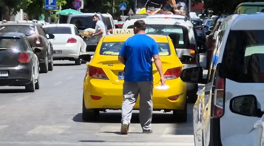 Ehliyetine el kondu, polise öfke kustu: "Şimdi kırdıracaksın bana" 3