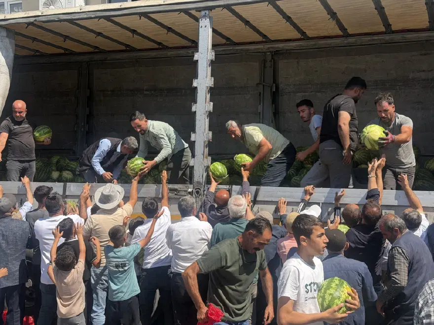 30 ton bedava dağıttı. Trafik yoğunluğu yaşandı 2
