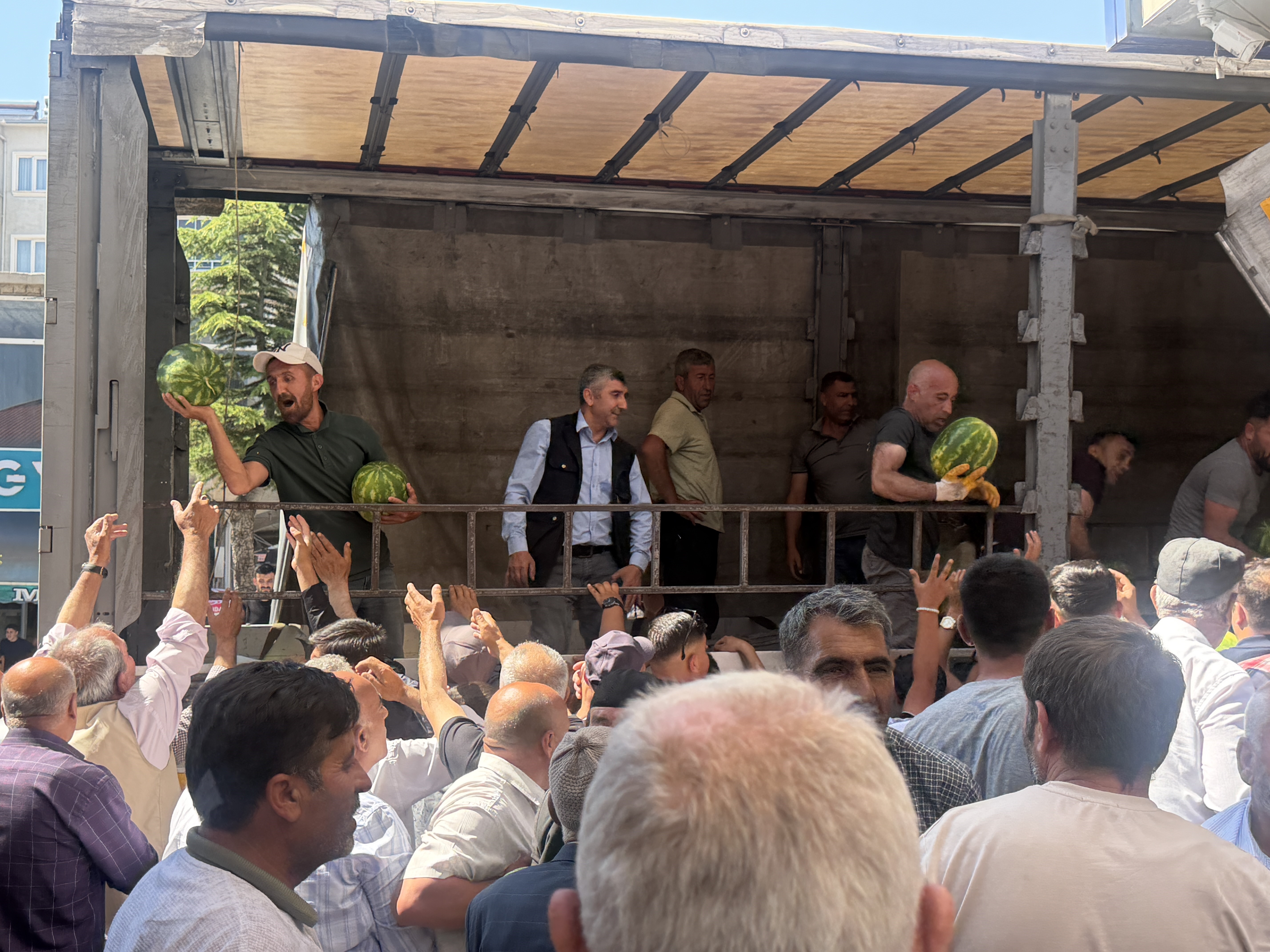 30 ton bedava dağıttı. Trafik yoğunluğu yaşandı